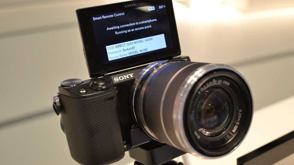 Sony throws Hybrid AF and apps at the mirrorless NEX-5R
